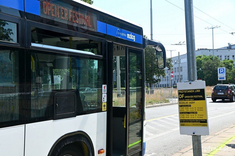 Autobus linii OF stojący na przystanku przy placu Konstytucji // fot. Magdalena Czernek