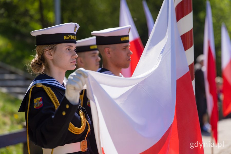 Żołnierzy MW wciągają na maszt flagę Polski