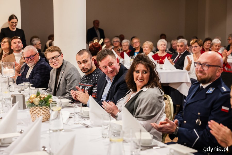 Przy stole siedzą m.in. radny Gdyni Marcus da Silva i Paweł Korycki, pełnomocnik do spraw rad dzielnic