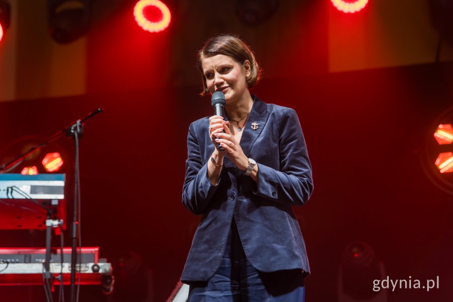 Gala finałowa X edycji Przeglądu Teatrów Amatorskich „Kurtyna” w gdyńskim Małym Kacku. Przemawia Katarzyna Gruszecka-Spychała (fot. Paweł Budziński)