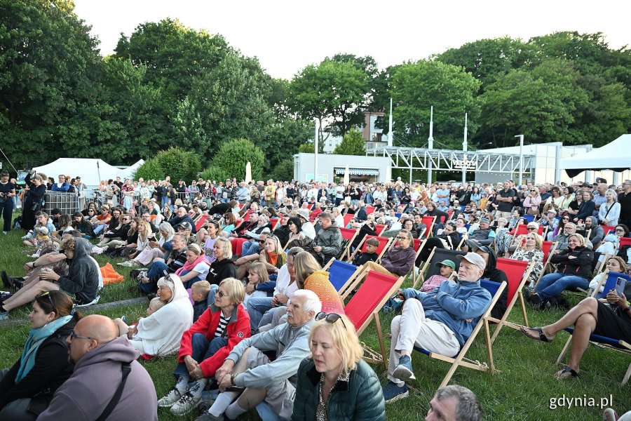 Publiczność zgromadzona na Bulwarze Nadmorskim podczas koncertu &bdquo;Cztery żywioły&rdquo; 