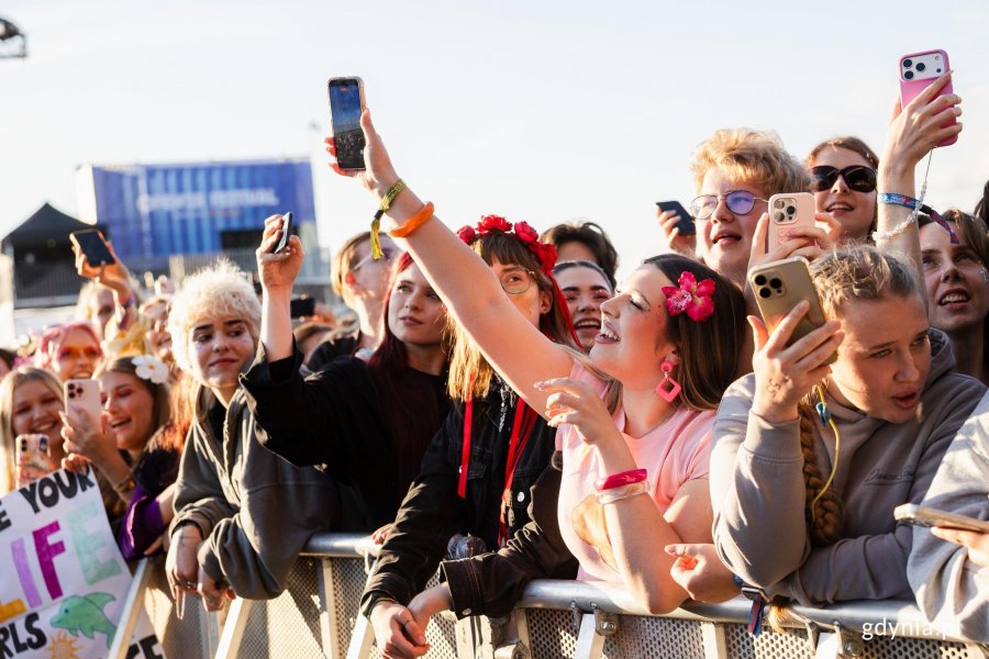 Uczestnicy festiwalu bawiący się przed sceną gł&oacute;wną
