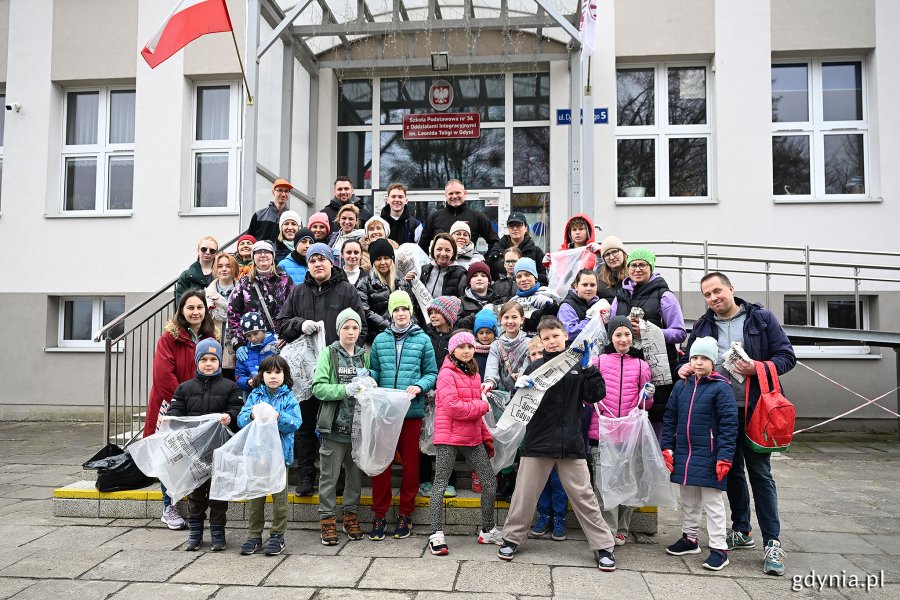 Uczestnicy akcji sprzątania z okazji Dnia Ziemi wraz z radną miasta Larysą Kramin w punkcie zbiórki przy Szkole Podstawowej nr 34