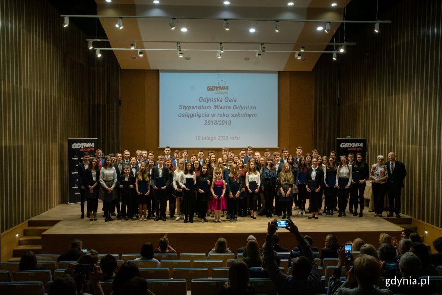 Zdolni gdyńscy uczniowie i studenci odebrali stypendia z rak wiceprezydenta Gdyni Bartosza Bartoszewicza oraz Joanny Zielińskiej, przewodniczącej Rady Miasta Gdyni // fot. Anna Rezulak 