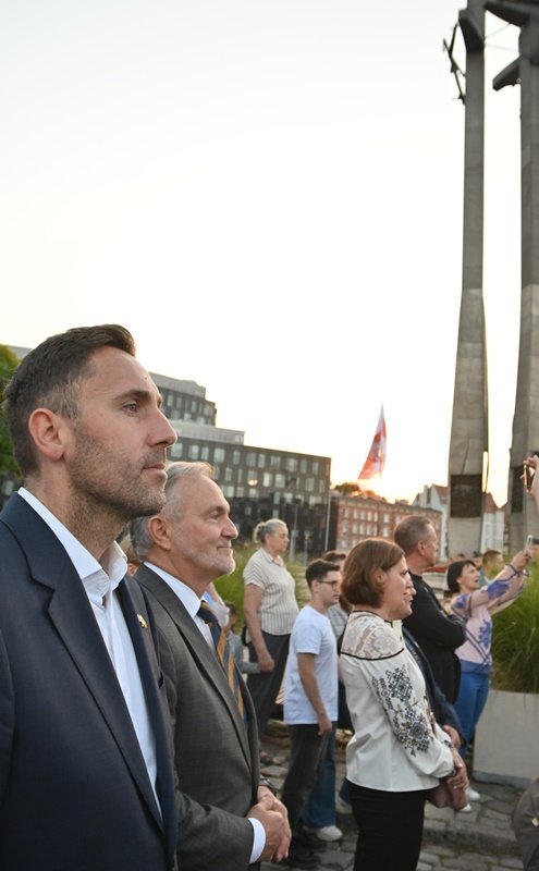 Obchody Święta Niepodległości Ukrainy w Gdańsku. Na zdjeciu od lewej Piotr Borawski, wiceprezydent Gdańska, prezydent Gdyni Wojciech Szczurek pod pomnikiem poległych stoczniowców. Fot. Zygmunt Gołąb 