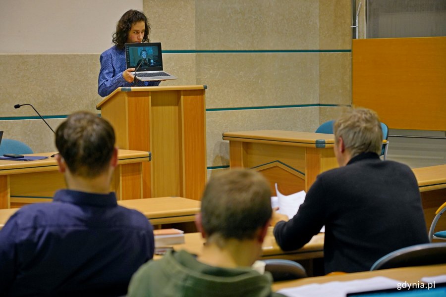 Członkowie Rady ds. Mężczyzn słuchający wypowiedzi łączącej się online Zuzanny Kaczmarzyk, która również należy do rady, podczas drugiego posiedzenia