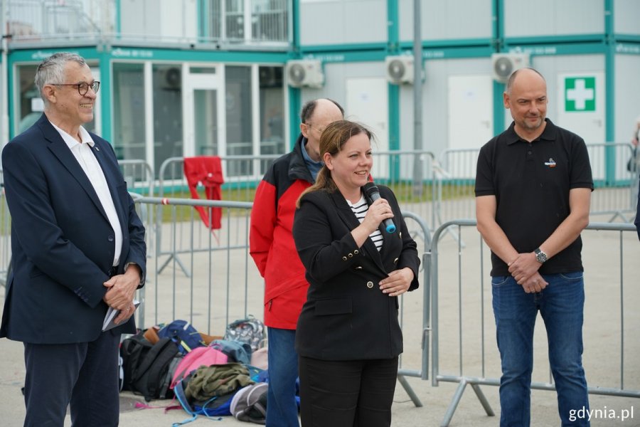 Przy mikrofonie prezydent Aleksandra Kosiorek, a po lewej Janusz Opioła z załogi „Oriona”