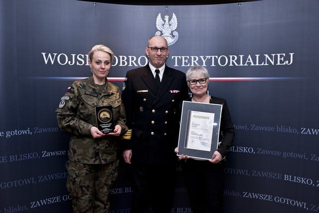 Nagrody wręczał dowódca WOT gen. dywizji Wiesław Kukuła 