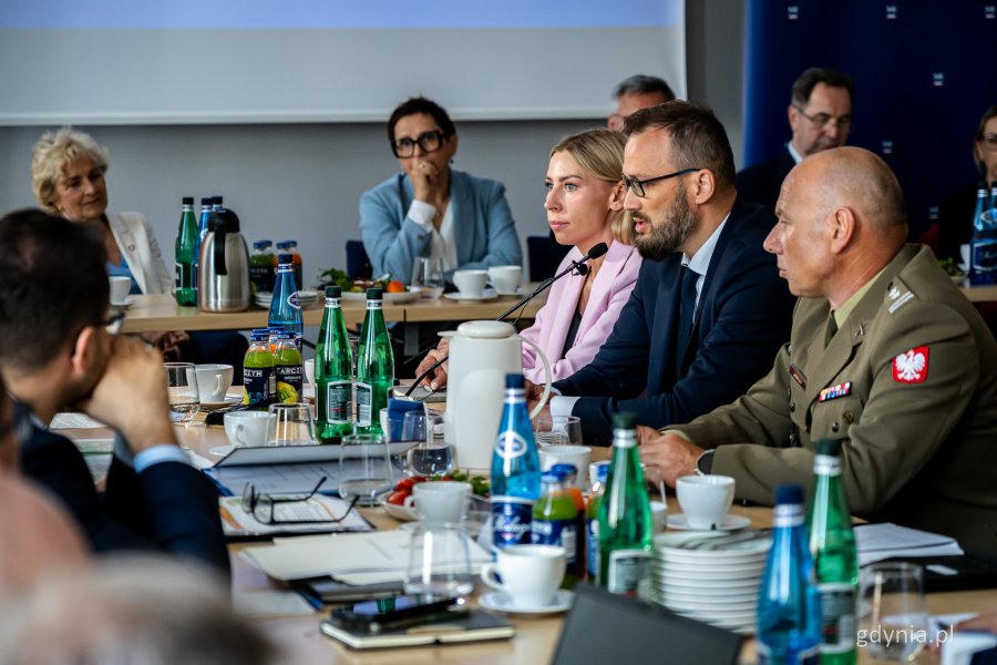 Posiedzenie sejmowej Komisji Infrastruktury w Porcie Gdynia – doradca Ministra Obrony Narodowej Maciej Samsonowicz, obok radna Rady Miasta Gdyni Anna Salomon (fot. Kamil Złoch)