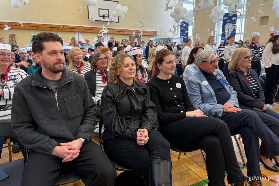 Uroczyste obchody 100-lecia Gdyni, na zdjęciu od lewej Rzecznik Praw Uczniowskich Filip Śmigielski, przedstawicielki Wydziału Edukacji, lokalny przewodnik Arkadiusz Brzęczek, dyrektorka  ZSS nr 17 w Gdyni Jolanta Tomporowska (fot. Katarzyna Belcerzak)