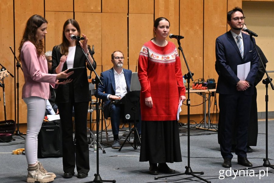 Kolędy wprowadziły uczestników w świąteczny nastrój (fot. Magdalena Starnawska)