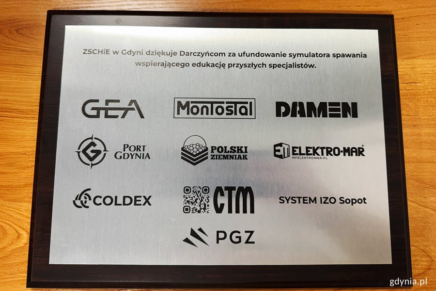 Spotkanie „Edukacja, Szkolnictwo Branżowe i Biznes” oraz GSDZ, tabliczka z listą firm darczyńców symulatora spawania (fot. Katarzyna Balcerzak)