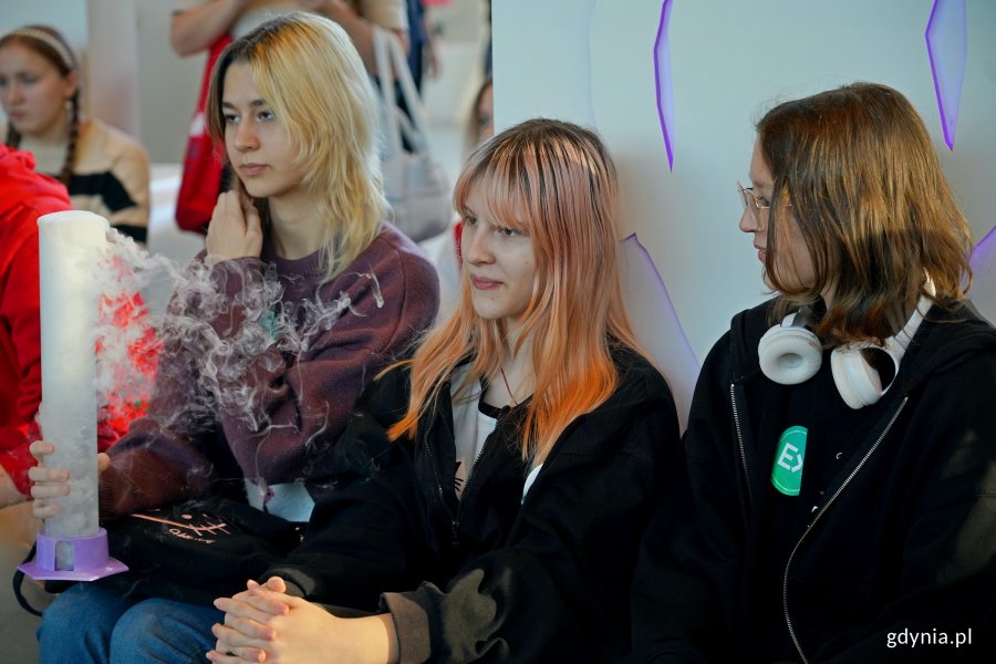 Uczestniczki ScienceCom podczas jednej z prezentacji naukowych 