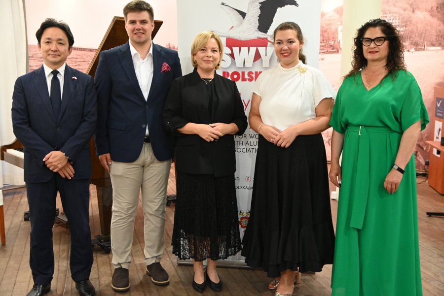 na zdjęciu uśmiechnięci ludzie