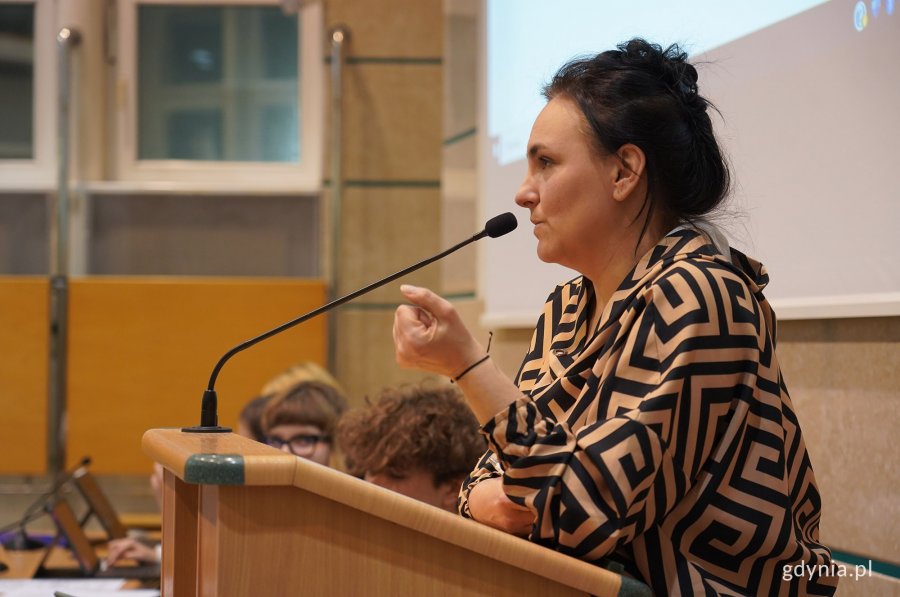 Paulina Truszkowska-Adamczyk przy m&oacute;wnicy