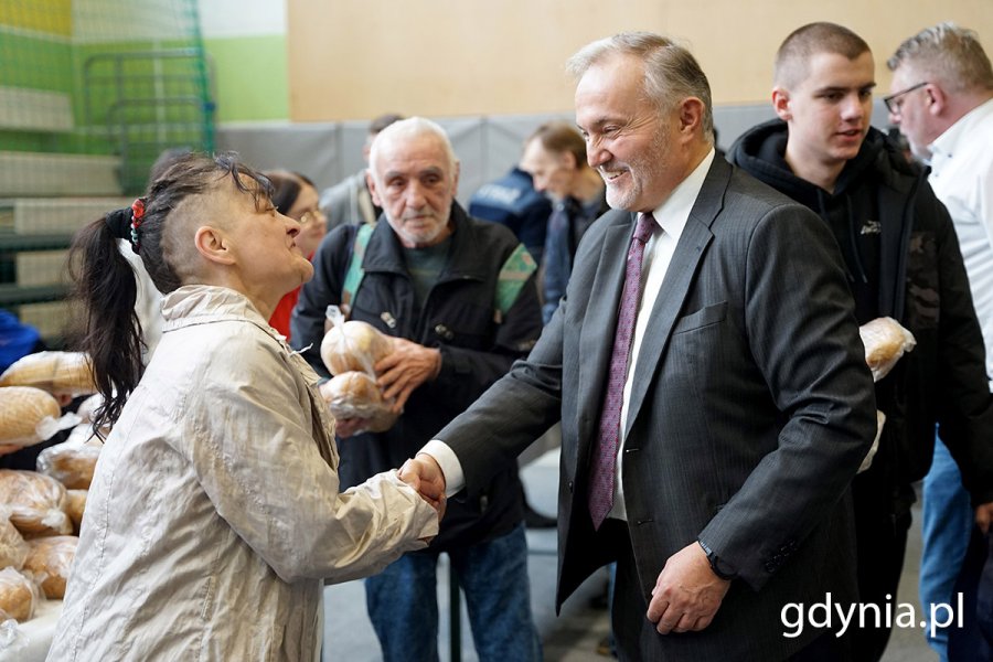 Prezydent Wojciech Szczurek wita się z gośćmi na śniadaniu wielkanocnym. Fot. Mirosław Pieślak