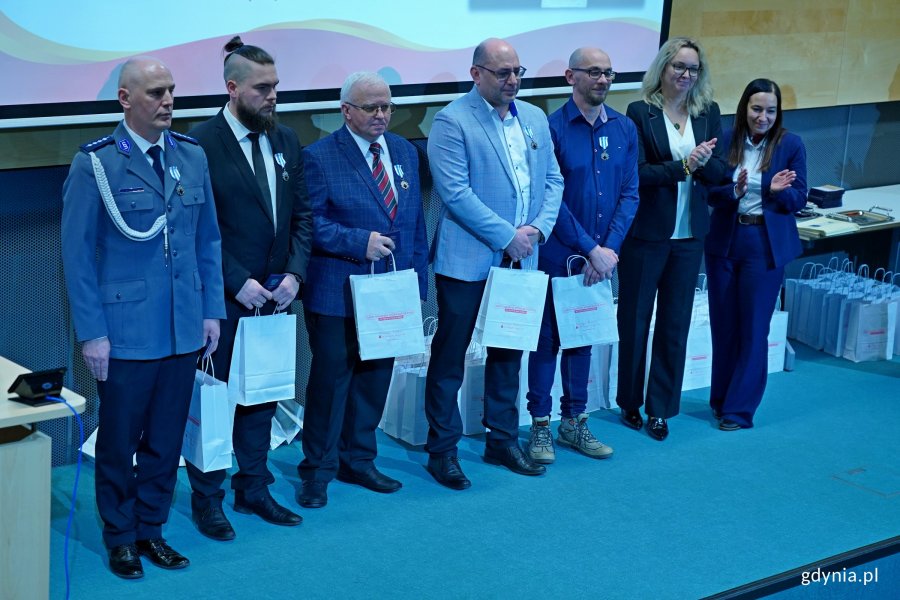 Odznaczeni honorowi dawcy krwi z Wejherowa wraz z dr hab. Marleną Robakowską &ndash; dyrektor Regionalnego Centrum Krwiodawstwa i Krwiolecznictwa w Gdańsku i Iwoną Piastowską &ndash; sekretarz miasta Wejherowa podczas gali w PPNT Gdynia 