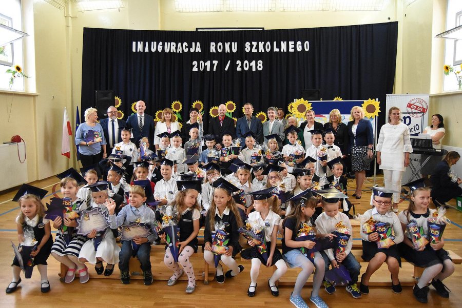 Rozpoczęcie roku szkolnego 2017/2018 w SP nr 10 w Gdyni Chyloni // fot. M. Puszczewicz