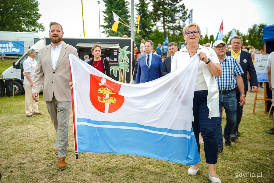 Światowy Zjazd Kaszubów 2025 w Szemudzie - gdyńska delegacja, na zdjęciu radni Teresa Bysewska i Łukasz Strzałkowski (fot. Kamil Złoch)