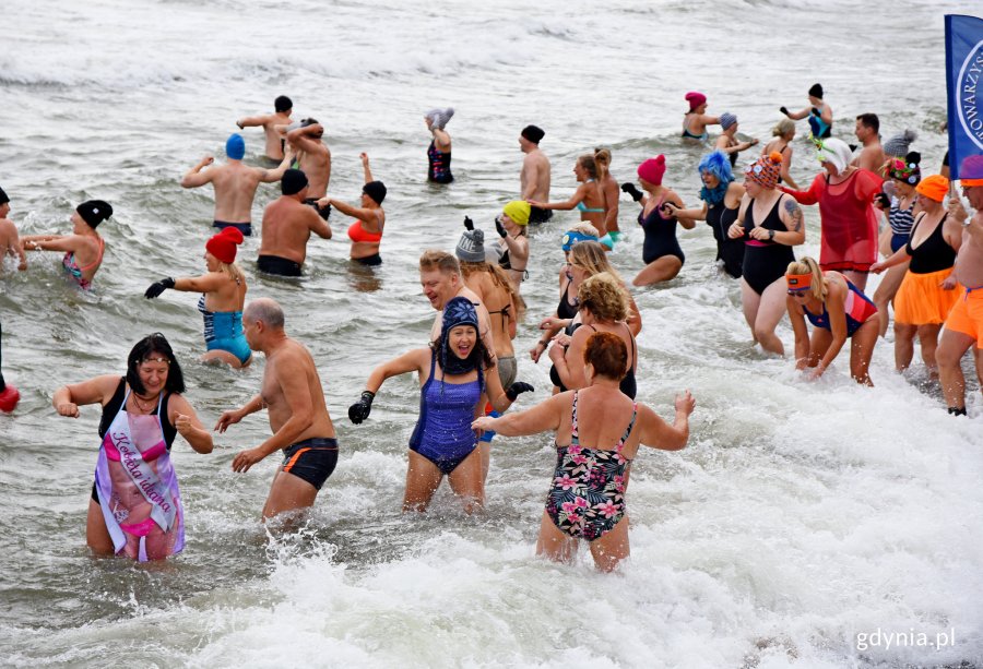 Początek sezonu na morsowanie na gdyńskiej plaży, fot. Kamil Złoch