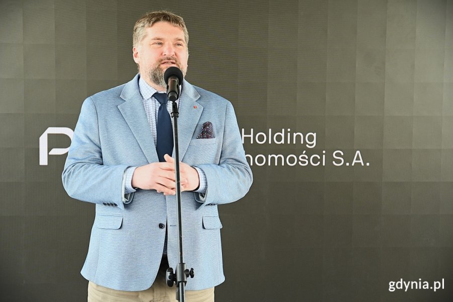 Rozpoczęcie konkursu architektonicznego na opracowanie koncepcji studialnej zagospodarowania obszaru teren&oacute;w Mola Rybackiego. Przemawia Tadeusz Szemiot, przewodniczący Rady Miasta Gdyni. (fot. Łukasz Kamasz)