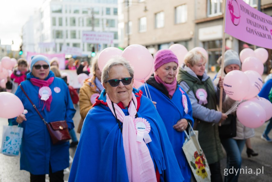 Uczestniczki Marszu Różowej Wstążki na ul. Świętojańskiej 
