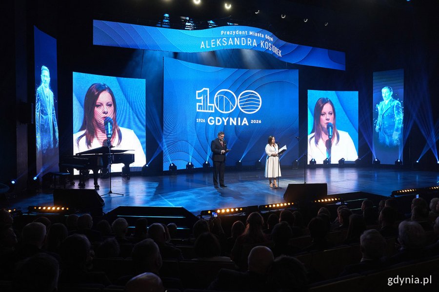 na zdjęciu prezydent Aleksandra Kosiorek i Tadeusz Szemiot na scenie