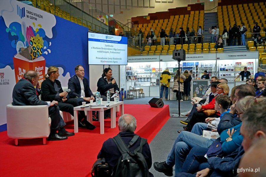 Od prawej: Mark Brzeziński &ndash; były ambasador USA w Polsce i Olga Leonowicz w rozmowie z Jerzym Kisielewskim podczas Targ&oacute;w Książki w Gdyni
