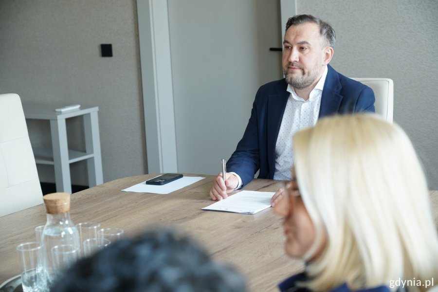 Umowę o dofinansowanie projektu podpisał Tomasz Augustyniak, dyrektor zarządzający ds. społecznych