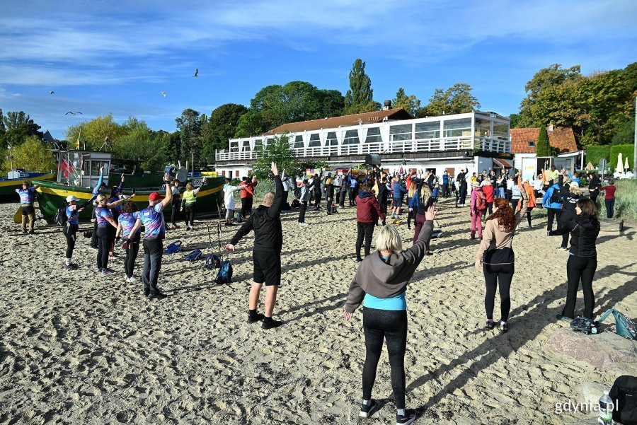 Rozgrzewka na plaży w Orłowie (fot. Michał Puszczewicz)