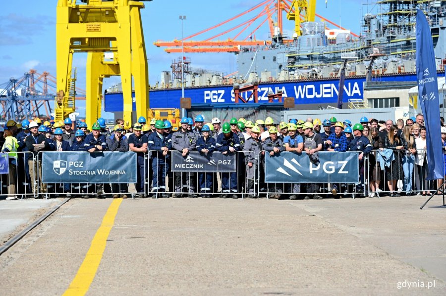 Pracownicy PGZ Stoczni Wojennej przyglądający się uroczystości chrztu okrętu ORP &bdquo;Wicher&rdquo;