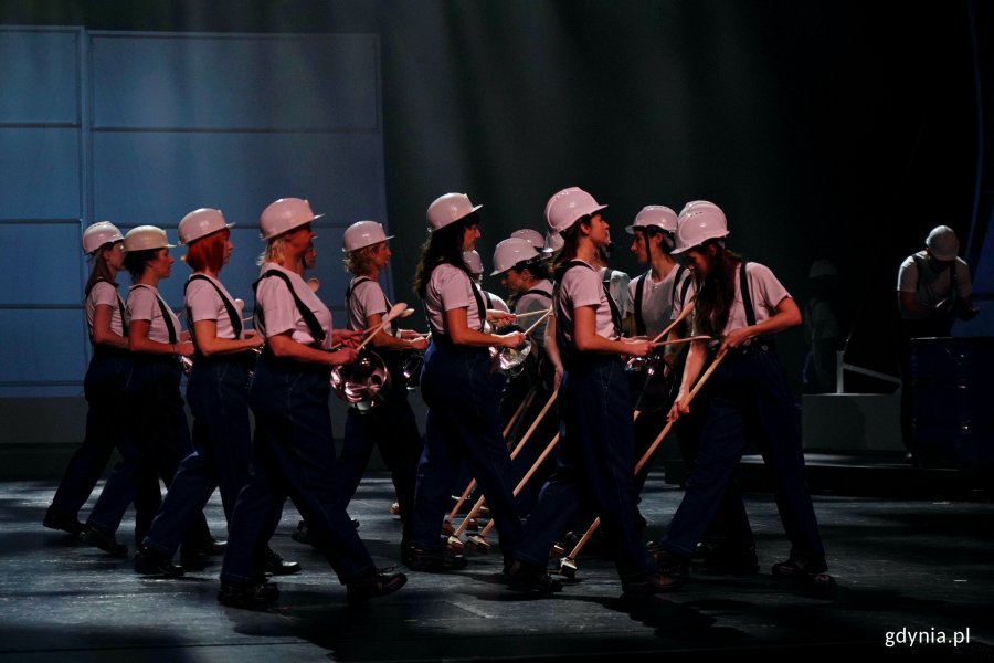 Zdjęcie z pr&oacute;by koncertu sylwestrowego &bdquo;Muzyczny swojemu miastu na 100-lecie&rdquo;. Scena zbiorowa 