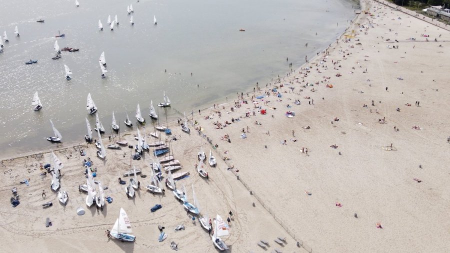Zdjęcie przedstawia plażę w Gdyni 