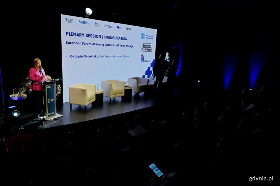 Wiceprezydentka Gdyni Oktawia Gorzeńska przemawiająca podczas otwarcia Europejskiego Forum Młodych Lider&oacute;w 