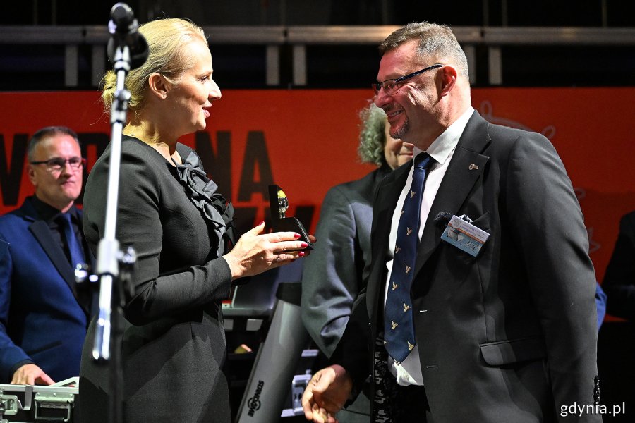 Sławomir Rogowski, prezes Universum Group odbiera „Bursztynowe Jajko”