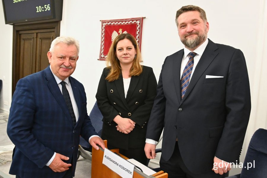 Senator Kazimierz Kleina, prezydent Gdyni Aleksandra Kosiorek i przewodniczący Rady Miasta Gdyni Tadeusz Szemiot stojący na sali obrad Senatu
