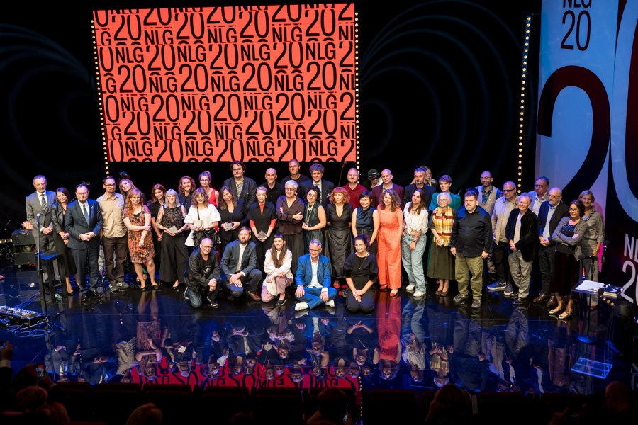 Zdj. grupowe laureatów wszystkich edycji, nowej i poprzedniej kapituły, dyrektora Mariusza Bzdęgi i prowadzącego galę Szymona Kloski