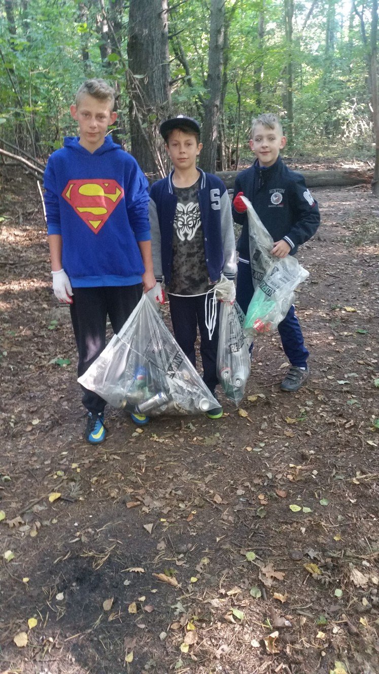 Dzieci podczas akcji sprzątania świata