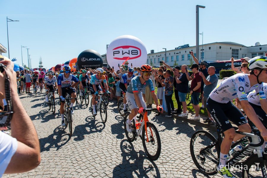 Peleton podczas startu 83. Tour de Pologne