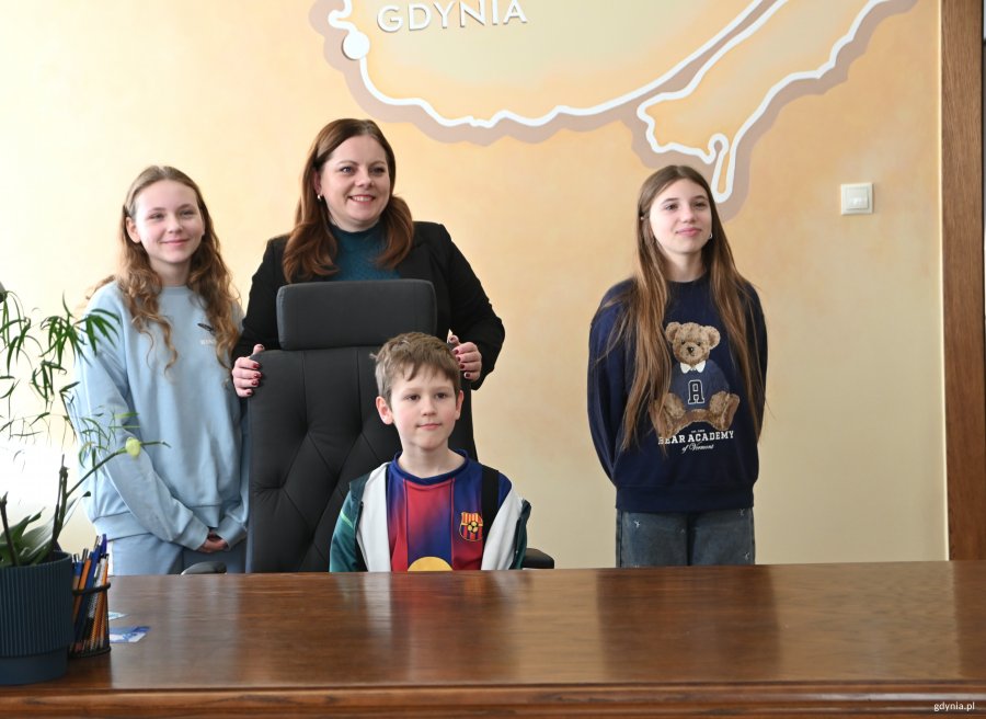 Chłopcy i dziewczynki z prezydent za jej biurkiem 