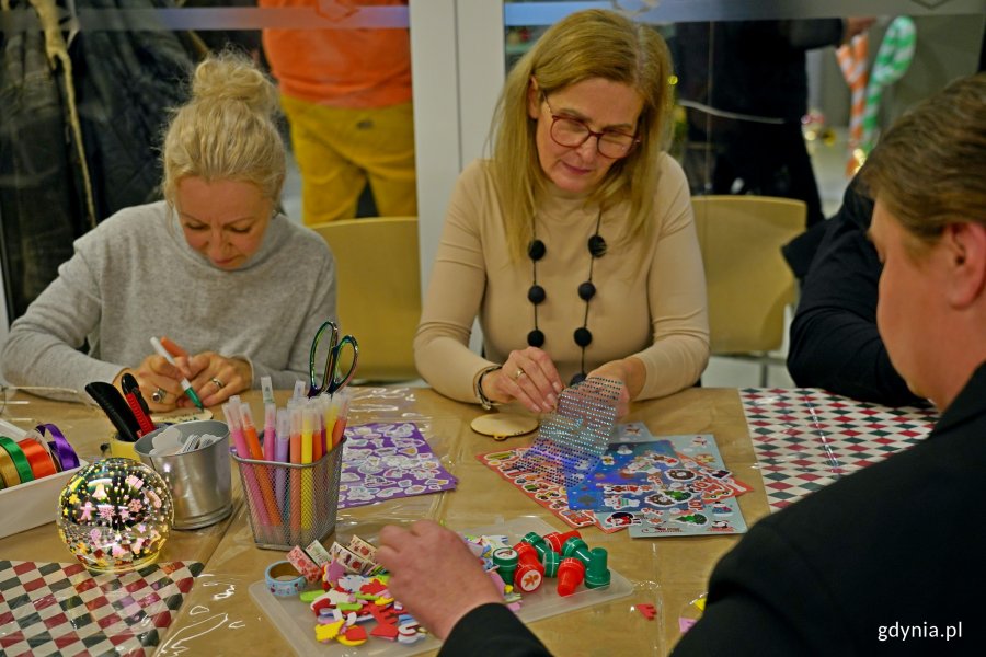 Uczestnicy spotkania świątecznego gdyńskich firm rodzinnych podczas warsztatów tworzenia ozdób 