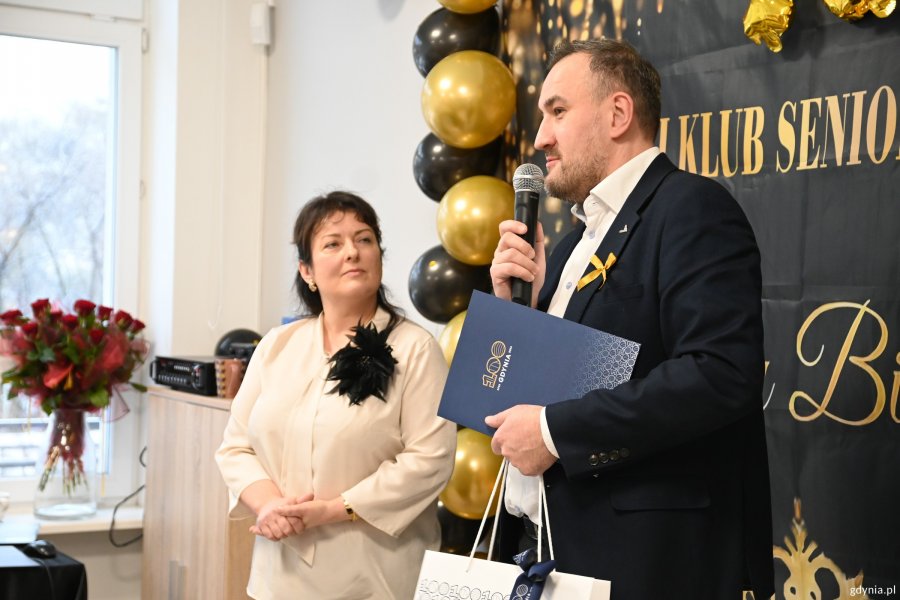 Wiceprezydent Tomasz Augustyniak przekazał w ręce Agnieszki Stranc-Faltus, animatorki w Miejskim Klubie Seniora &bdquo;P&oacute;łnoc&rdquo;, życzenia od prezydent Gdyni 