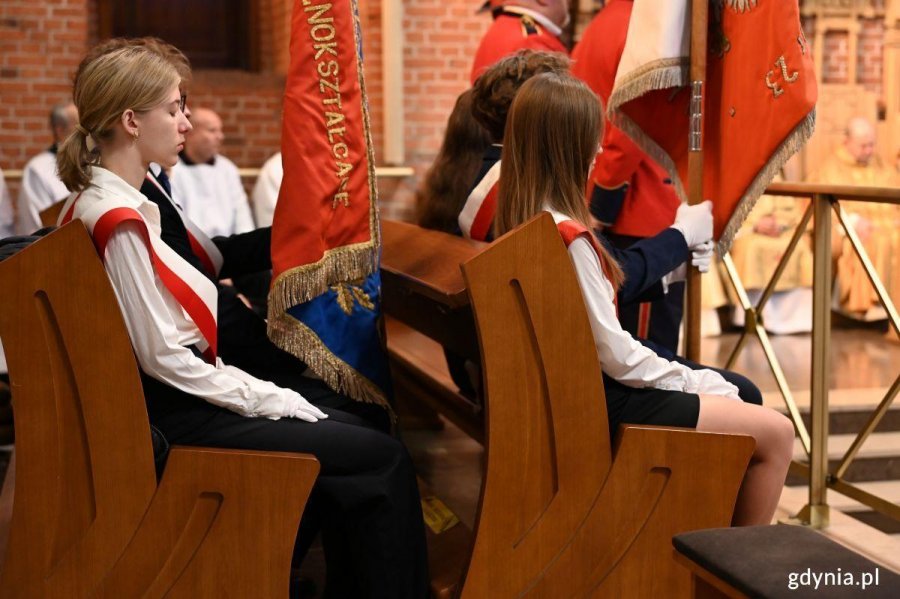 Przedstawiciele szk&oacute;ł średnich i podstawowych ze sztandarami w kościele św. Antoniego