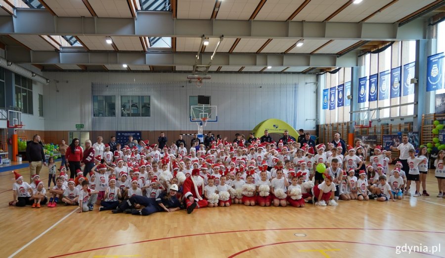 Zdjęcie grupowe dzieci i Mikołaja 