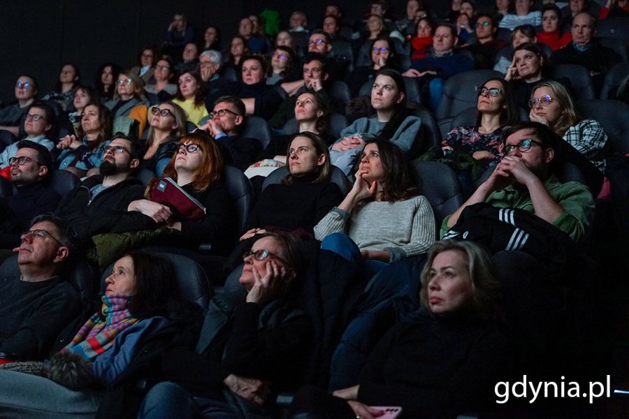 Widzowie zgromadzeni w sali Goplana podczas pokazu filmu „La Strada” w ramach cyklu „Italia w Centrum”