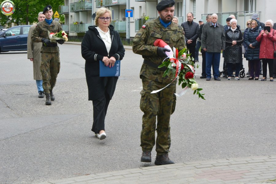 Kwiaty składa radna Gdyni Teresa Bysewska