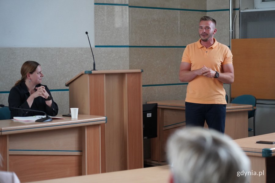 Radny Mateusz Bieszke podziękował wszystkim za udział w Igrzyskach Rad Dzielnic (fot. Karolina Szypelt)