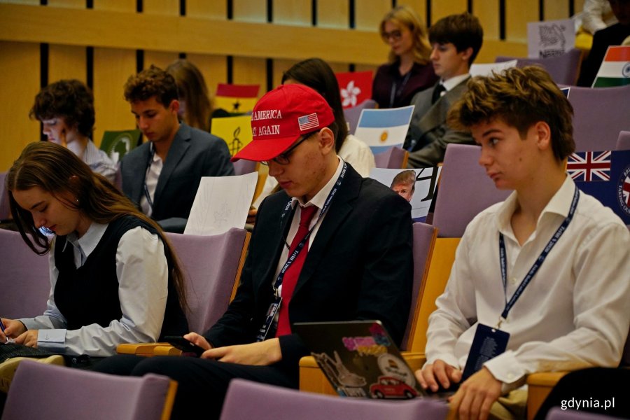 Uczestnicy konferencji TriMUN 2026 zgromadzeni w ali audytoryjnej Pomorskiego Parku Naukowo-Technologicznego Gdynia 