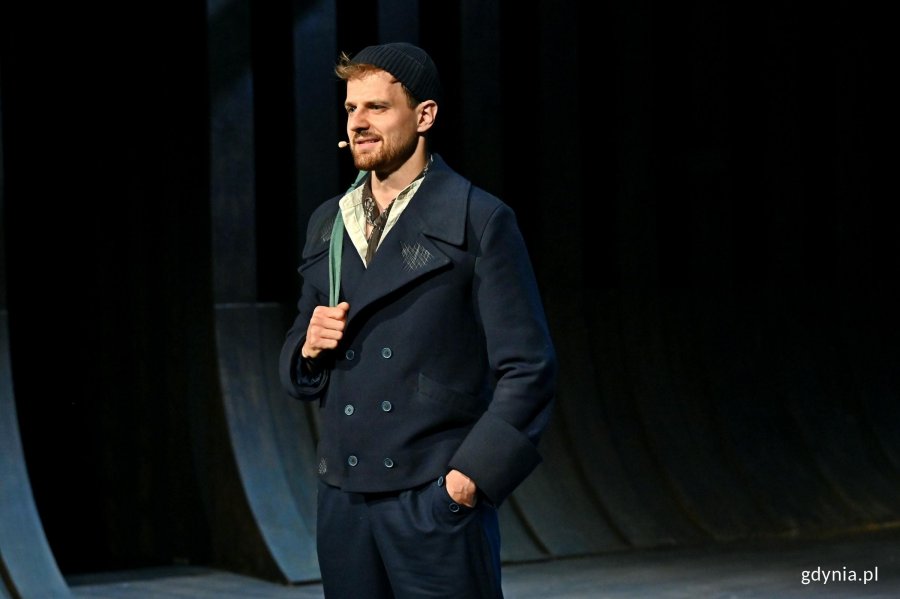 Zdjęcie z pr&oacute;by medialnej spektaklu &bdquo;Moby Dick&rdquo; w Teatrze Muzycznym w Gdyni. Jakub Badurka jako Izmael 