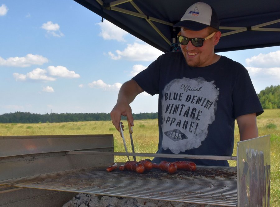 piknik z Ochotniczą Strażą Pożarną Wiczlino i sąsiedzką wymianą w tle na Chwarznie-Wiczlinie. /M.Urbaniak